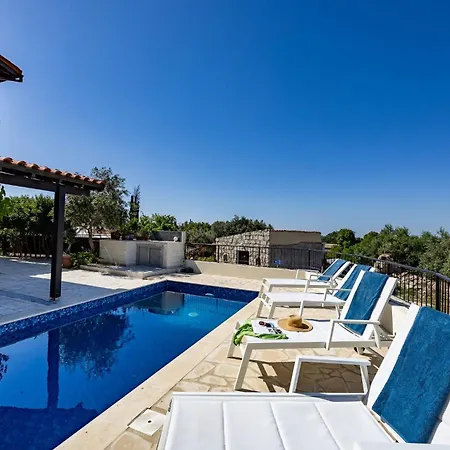 Stroumpi - Charming With Private Pool Stroumbi